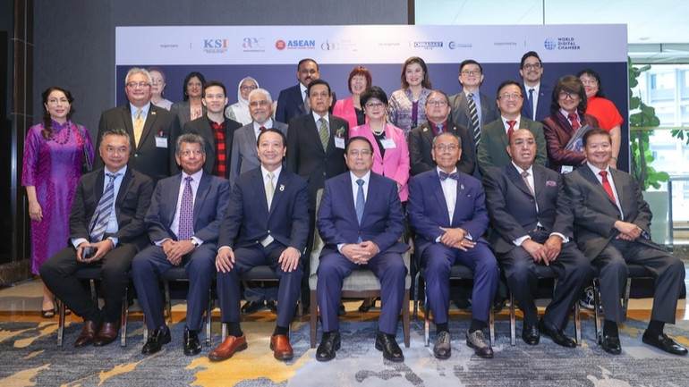 Thủ tướng Phạm Minh Chính chụp ảnh lưu niệm với các đại biểu dự Diễn đàn. (Ảnh: VGP)