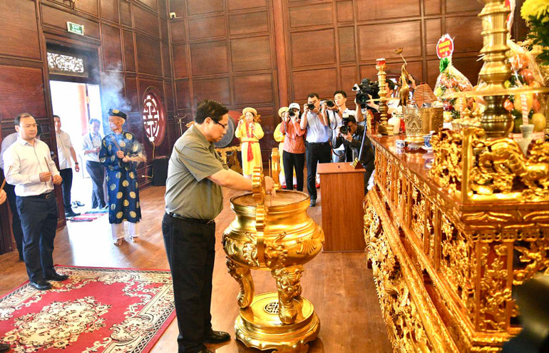 Thủ tướng Phạm Minh Chính dâng hương tại đền thờ. (Ảnh: THANH GIANG)
