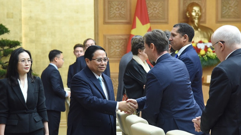Thủ tướng Phạm Minh Chính bắt tay chào mừng lãnh đạo các tập đoàn hàng đầu châu Âu tham dự Toạ đàm. (Ảnh: TRẦN HẢI)