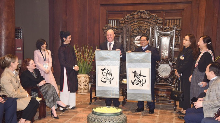 Thủ tướng New Zealand Christopher Luxon bày tỏ vui mừng được thầy đồ tặng chữ. (Ảnh: TRẦN HẢI)