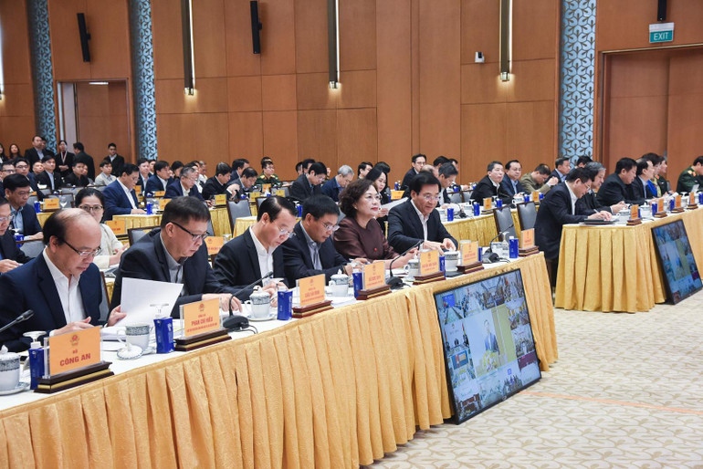 Các đồng chí lãnh đạo, đại biểu tham dự phiên họp. (Ảnh: TRẦN HẢI)