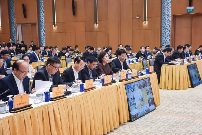 Các đồng chí lãnh đạo, đại biểu tham dự phiên họp. (Ảnh: TRẦN HẢI)