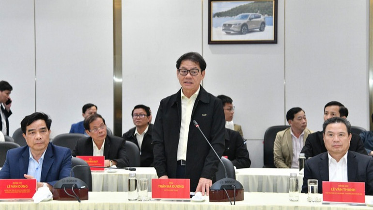 Chủ tịch Hội đồng quản trị Tập đoàn THACO Trần Bá Dương báo cáo Thủ tướng Chính phủ tại buổi làm việc. (Ảnh:THANH GIANG)