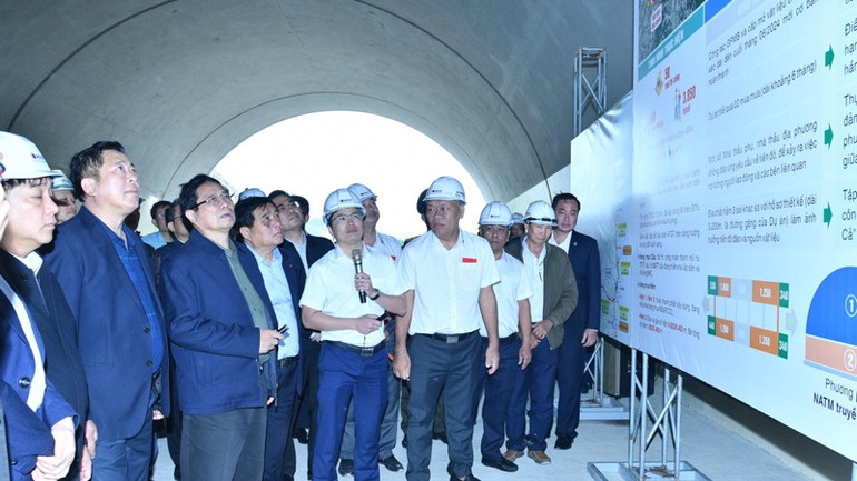 Thủ tướng Phạm Minh Chính nghe nhà thầu báo cáo về tiến độ thi công tuyến cao tốc Quảng Ngãi-Hoài Nhơn. (Ảnh: THANH GIANG)