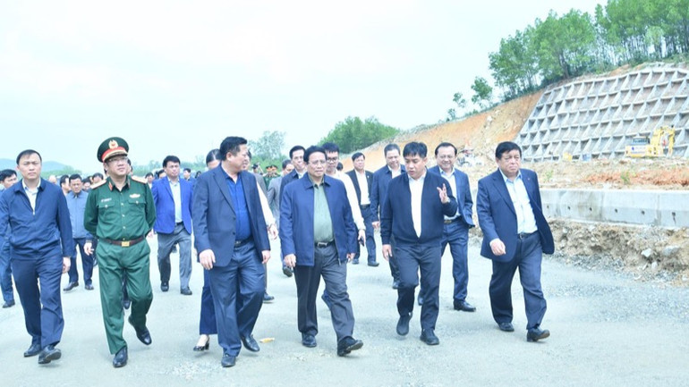 Thủ tướng Phạm Minh Chính đi thị sát hầm số 1 trên tuyến cao tốc Quảng Ngãi-Hoài Nhơn. (Ảnh: THANH GIANG)