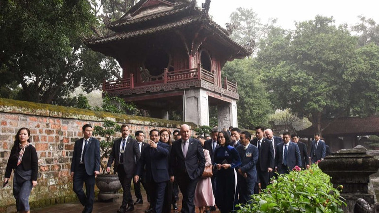 Thủ tướng Phạm Minh Chính giới thiệu với Thủ tướng New Zealand Christopher Luxon về Văn Miếu-Quốc Tử Giám. (Ảnh: TRẦN HẢI)