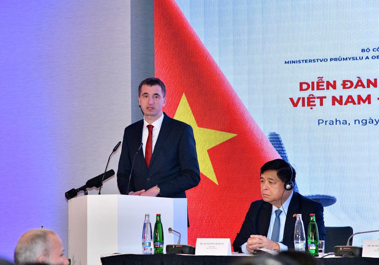 Bộ trưởng Công thương Cộng hòa Czech Lukáše Vlčka phát biểu ý kiến tại Diễn đàn Doanh nghiệp Việt Nam-Cộng hòa Czech. (Ảnh: THANH GIANG)