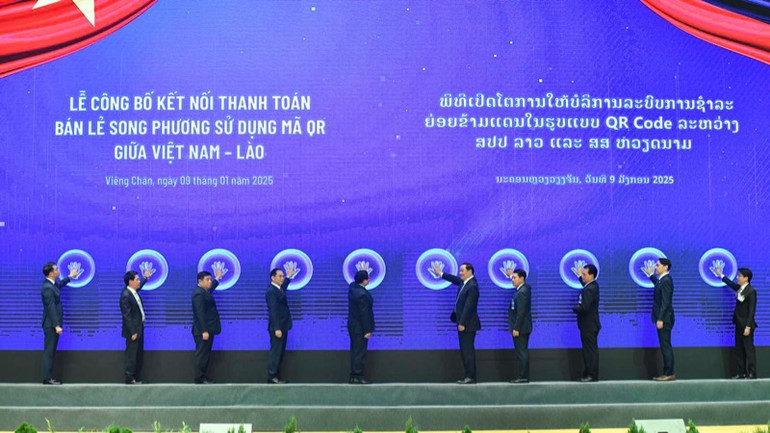 Thủ tướng Phạm Minh Chính và Thủ tướng Lào Sonexay Siphandone và các đồng chí lãnh đạo các bộ, ngành hai nước thực hiện nghi thức Công bố tại buổi lễ. (Ảnh: THANH GIANG)