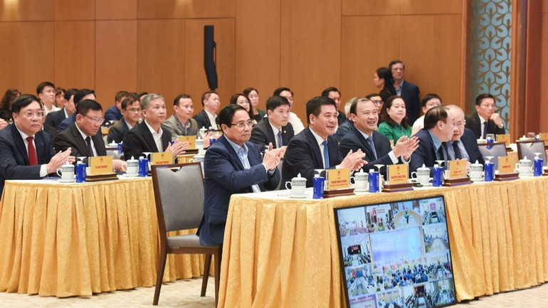 Thủ tướng Phạm Minh Chính, các đồng chí lãnh đạo và đại biểu tham dự buổi lễ (Ảnh: TRẦN HẢI).