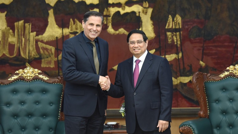 Thủ tướng Phạm Minh Chính và Chủ tịch Tập đoàn Skoda Auto Klaus Zellmer. (Ảnh: TRẦN HẢI)