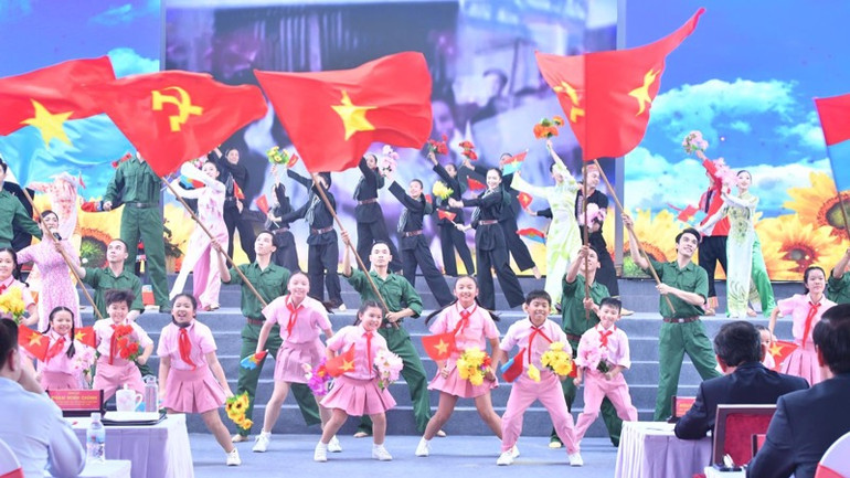 Một tiết mục biểu diễn tại buổi lễ. (Ảnh: THANH GIANG)