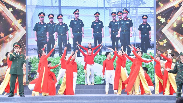 Một tiết mục được biểu diễn tại buổi lễ. (Ảnh: THANH GIANG)