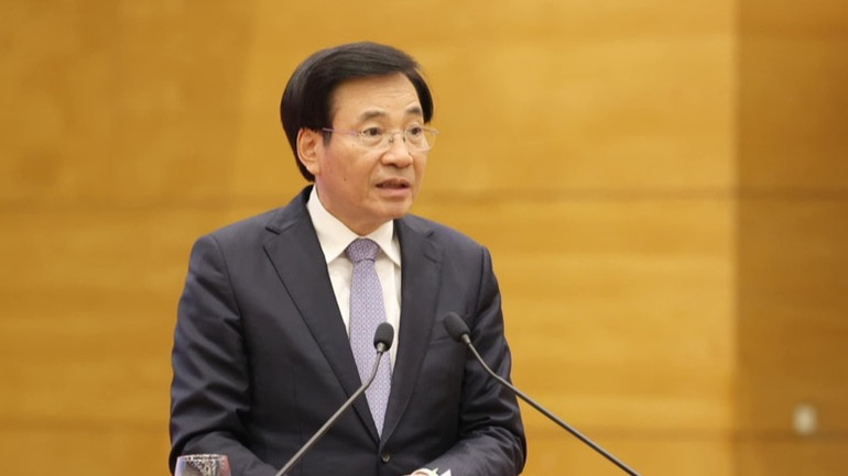 Bộ trưởng, Chủ nhiệm Văn phòng Chính phủ Trần Văn Sơn phát biểu ý kiến tại họp báo. (Ảnh: NHẬT BẮC/VGP)