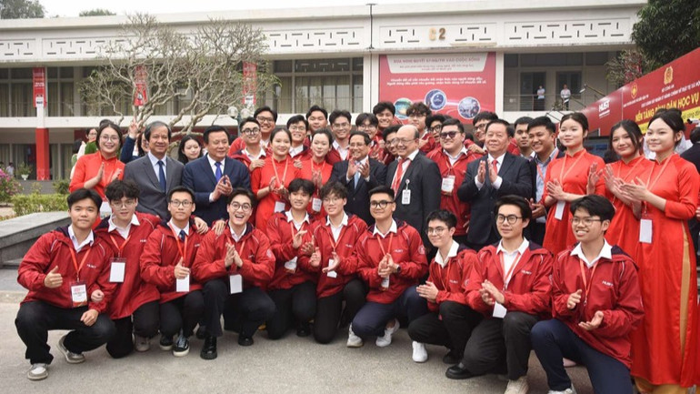 Thủ tướng Phạm Minh Chính, các đồng chí lãnh đạo với lãnh đạo, sinh viên Trường đại học Bách khoa Hà Nội (Ảnh: TRẦN HẢI).