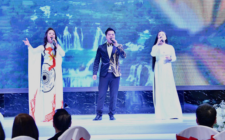 Một tiết mục văn nghệ được biểu diễn tại Chương trình Xuân Quê hương 2025. (Ảnh: THANH GIANG)