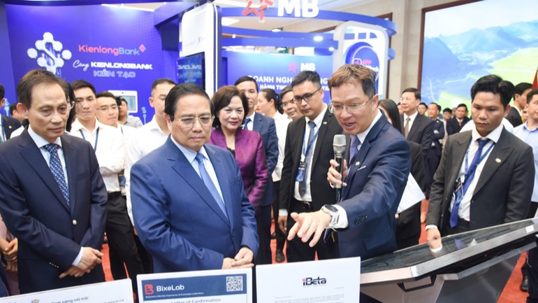 Tập đoàn FPT giới thiệu với Thủ tướng Phạm Minh Chính về những dịch vụ, tiện ích phục vụ khách hàng. (Ảnh: TRẦN HẢI) Tập đoàn FPT giới thiệu với Thủ tướng Phạm Minh Chính về những dịch vụ, tiện ích phục vụ khách hàng. (Ảnh: TRẦN HẢI)
