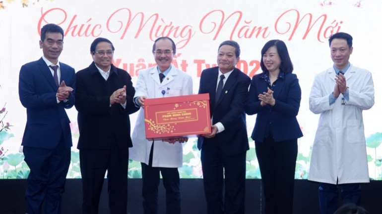 Thủ tướng Phạm Minh Chính tặng quà chúc Tết đội ngũ cán bộ, y sĩ, bác sĩ và nhân viên y tế Bệnh viện Phổi Trung ương đang ứng trực ngày Tết. (Ảnh: TRẦN HẢI)