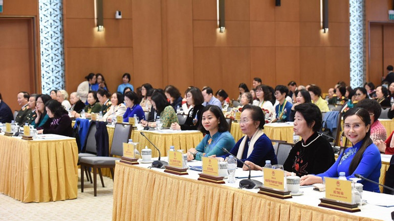 Các đại biểu tham dự buổi lễ. (Ảnh: TRẦN HẢI)