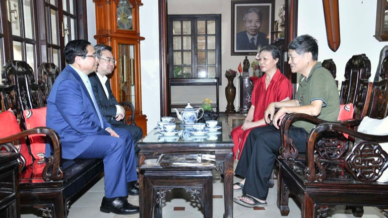 Thủ tướng Phạm Minh Chính ân cần thăm hỏi thân nhân cố Chủ tịch Hội đồng Bộ trưởng Phạm Hùng. (Ảnh: THANH GIANG)