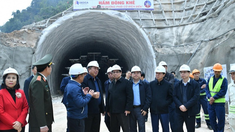Thủ tướng Phạm Minh Chính thị sát công trường xây dựng hầm Đông Khê. (Ảnh: THANH GIANG) Thủ tướng Phạm Minh Chính thị sát công trường xây dựng hầm Đông Khê. (Ảnh: THANH GIANG)