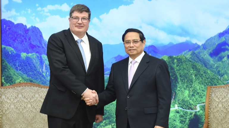 Thủ tướng Phạm Minh Chính và ông Arto Olavi Satonen, Bộ trưởng phụ trách việc làm thuộc Bộ Kinh tế và Việc làm Phần Lan. (Ảnh: TRẦN HẢI)