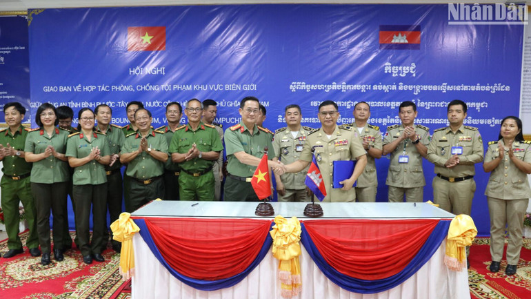 Công an tỉnh Tây Ninh, Công an tỉnh Bình Phước và Công an tỉnh TboungKhmum đã tiến hành ký kết biên bản thống nhất nâng cao phương hướng tiếp tục hợp tác trao đổi thông tin về tình hình an ninh trật tự biên giới.