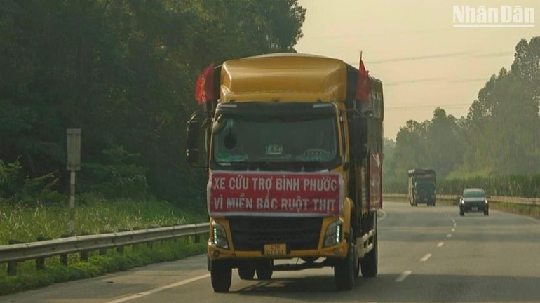 Những chuyến xe cứu trợ của Bình Phước đang di chuyển ra miền bắc. Những chuyến xe cứu trợ của Bình Phước đang di chuyển ra miền bắc.