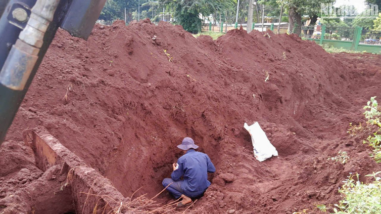 Chiến sĩ Đội K72 tìm kiếm, cất bốc hài cốt liệt sĩ tại khu vực sân bay quân sự Lộc Ninh.