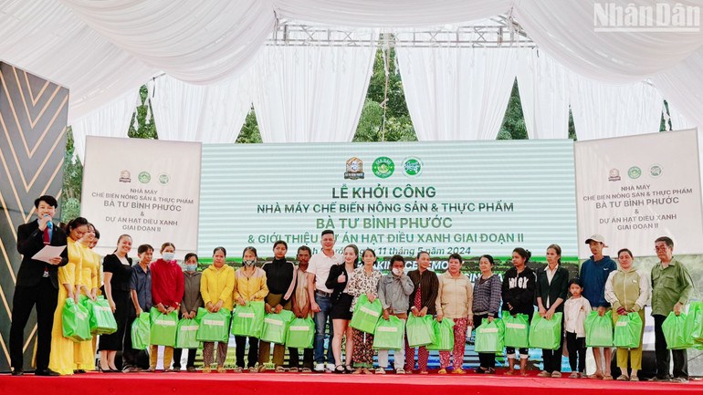 Ban Tổ chức trao quà an sinh xã hội tại huyện Đồng Phú, tỉnh Bình Phước. Ban Tổ chức trao quà an sinh xã hội tại huyện Đồng Phú, tỉnh Bình Phước.