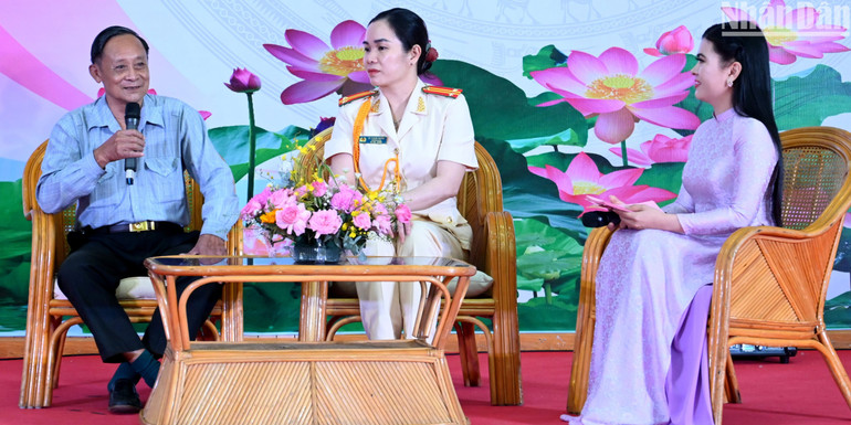 Các điển hình tiên tiến học và làm theo Bác giao lưu với các đại biểu. Các điển hình tiên tiến học và làm theo Bác giao lưu với các đại biểu.