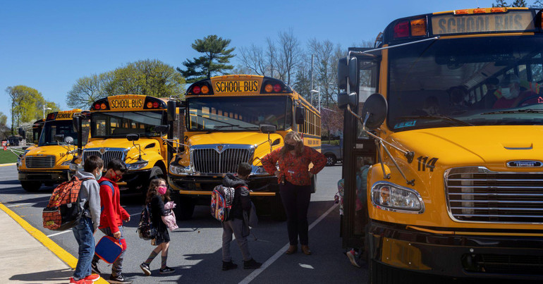 Học sinh Trường tiểu học Kratzer tại bang Pennsylvania, Mỹ, lên xe buýt sau khi kết thúc buổi học ở trường. (Ảnh: Reuters)