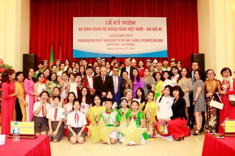 Các đại biểu chụp ảnh lưu niệm với cô và trò Trường Hữu nghị Việt Nam-Algeria.