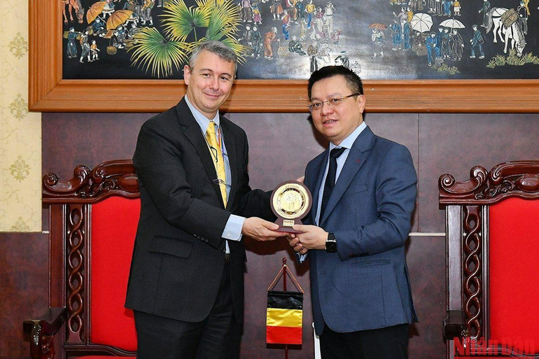 Tổng Biên tập Báo Nhân Dân tặng quà lưu niệm cho Ngài Đại sứ. (Ảnh: Thủy Nguyên)