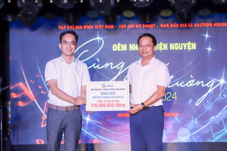 Ban tổ chức nhận các phần quà ủng hộ của mạnh thường quân. Ban tổ chức nhận các phần quà ủng hộ của mạnh thường quân.