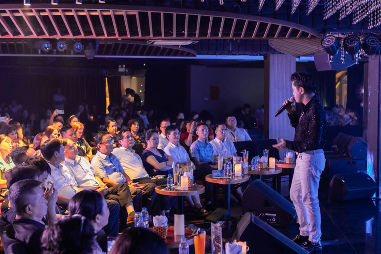 Các đại biểu tham dự đêm nhạc thiện nguyện "Cùng em đến trường".