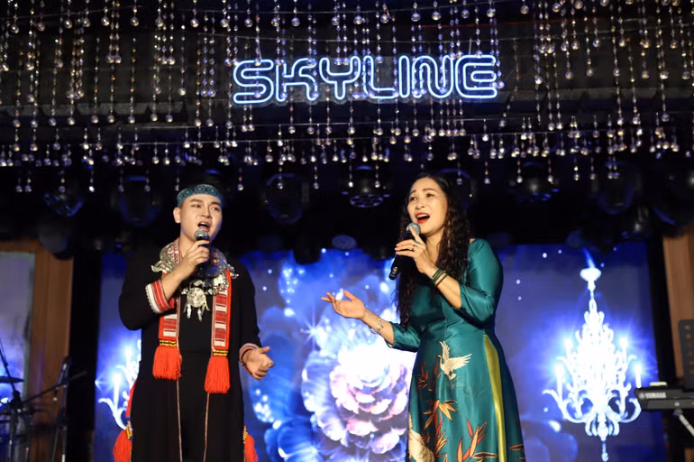 Các ca sĩ biểu diễn tại đêm nhạc với nhiều bài hát hấp dẫn, đặc sắc. Các ca sĩ biểu diễn tại đêm nhạc với nhiều bài hát hấp dẫn, đặc sắc.