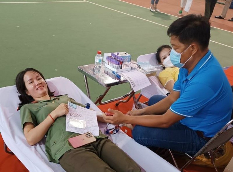 Niềm vui của người dân Bình Phước khi cho đi những giọt máu hồng.