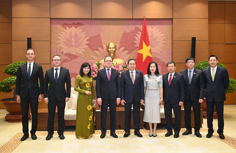 Chủ tịch Quốc hội Trần Thanh Mẫn và Đại sứ Liên bang Nga Gennady Bezdetko cùng đại biểu hai nước chụp ảnh lưu niệm tại cuộc tiếp.