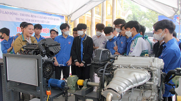 Đoàn viên thanh niên trên địa bàn huyện Sơn Dương được tư vấn giới thiệu việc làm.