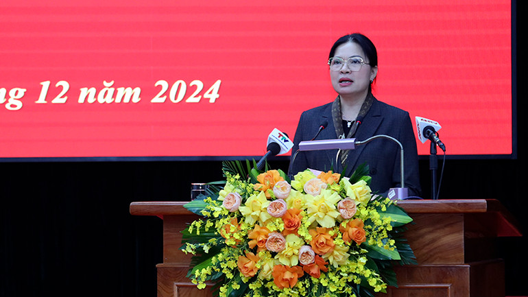 Đồng chí Hà Thị Nga, Bí thư Tỉnh ủy Tuyên Quang phát biểu tại hội nghị.