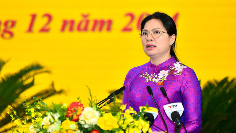 Đồng chí Hà Thị Nga, Ủy viên Trung ương Đảng, Bí thư Tỉnh ủy, Trưởng Đoàn đại biểu Quốc hội tỉnh Tuyên Quang phát biểu tại kỳ họp.