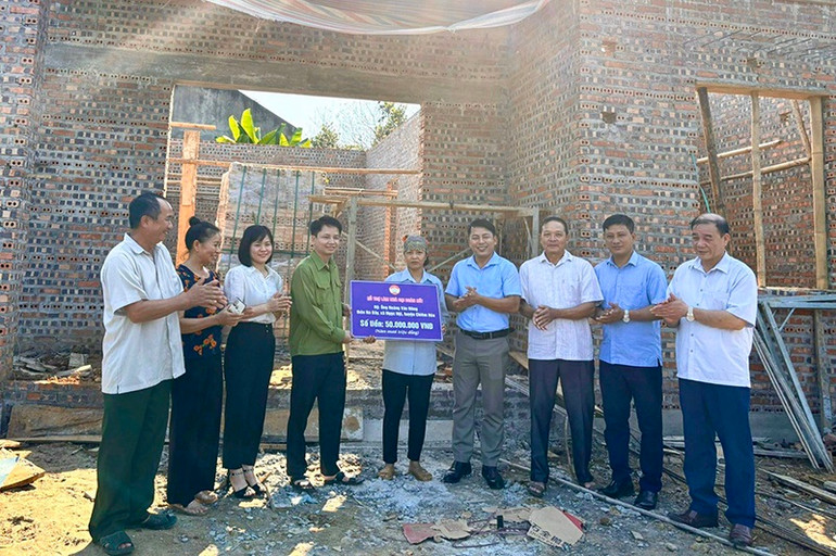 Phó Chủ tịch Ủy ban Mặt trận Tổ quốc tỉnh Lê Ngọc Tân trao hỗ trợ kinh phí cho hộ nghèo làm nhà ở tại xã Ngọc Hội, huyện Chiêm Hóa.