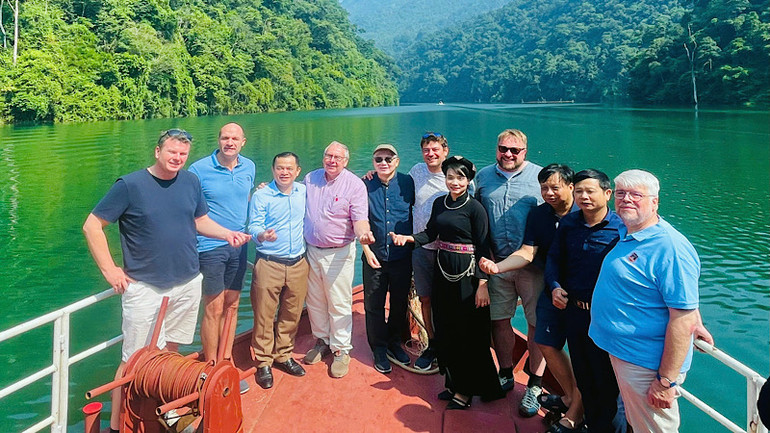 Du khách nước ngoài tham quan Hồ thủy điện Na Hang.