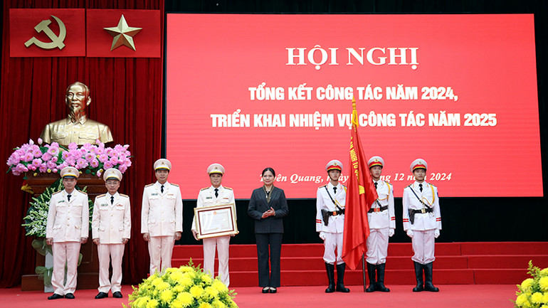 Thừa ủy quyền của Chủ tịch nước, đồng chí Hà Thị Nga, Bí thư Tỉnh ủy Tuyên Quang trao Huân chương Chiến công hạng Ba cho Phòng Cảnh sát điều tra tội phạm về tham nhũng, kinh tế, buôn lậu, môi trường, Công an tỉnh.