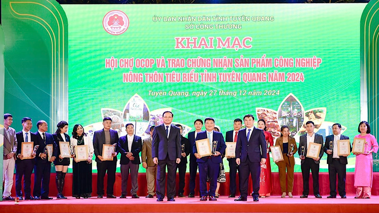 Lãnh đạo tỉnh Tuyên Quang trao chứng nhận sản sản phẩm công nghiệp nông thôn tiêu biểu tỉnh Tuyên Quang năm 2024 cho các đơn vị.