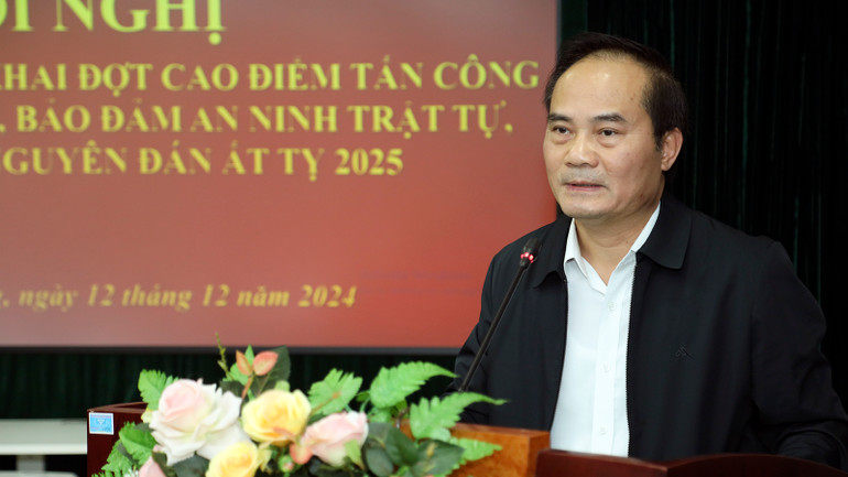 Đồng chí Hoàng Việt Phương, Phó Chủ tịch UBND tỉnh Tuyên Quang phát biểu tại hội nghị.