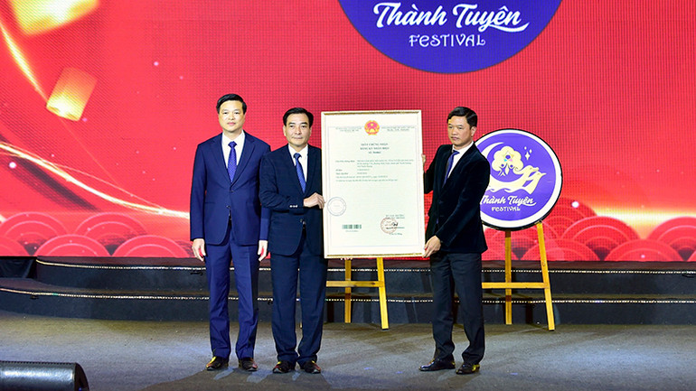 Lãnh đạo Cục sở hữu trí tuệ trao chứng nhận bản quyền thương hiệu "nhãn hiệu Lễ hội Thành Tuyên" cho lãnh đạo Trung tâm xúc tiến đầu tư và lãnh đạo UBND thành phố Tuyên Quang.