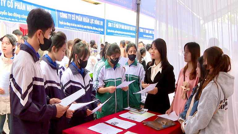 Tư vấn giới thiệu việc làm cho học sinh tại các xã Đại Phú và Thiện Kế.