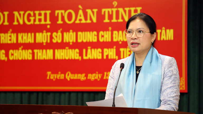 Đồng chí Hà Thị Nga, Ủy viên Trung ương Đảng, Bí thư Tỉnh ủy Tuyên Quang phát biểu tại hội nghị.