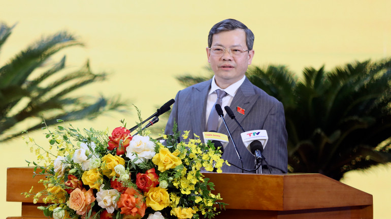 Đồng chí Nguyễn Văn Sơn, Chủ tịch Ủy ban nhân dân tỉnh Tuyên Quang phát biểu tại kỳ họp.